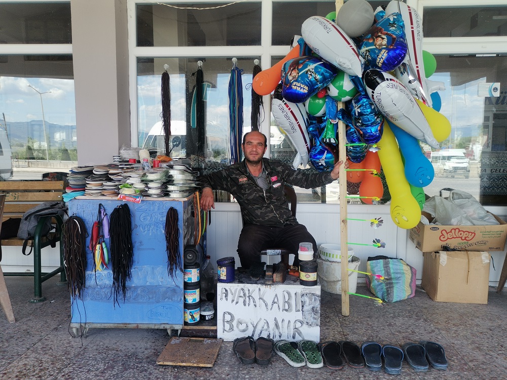 GEDİZ OTOGARINDA AYAKKABNI BOYACILIĞI YAPARAK 25 YILINI DOLDURDU