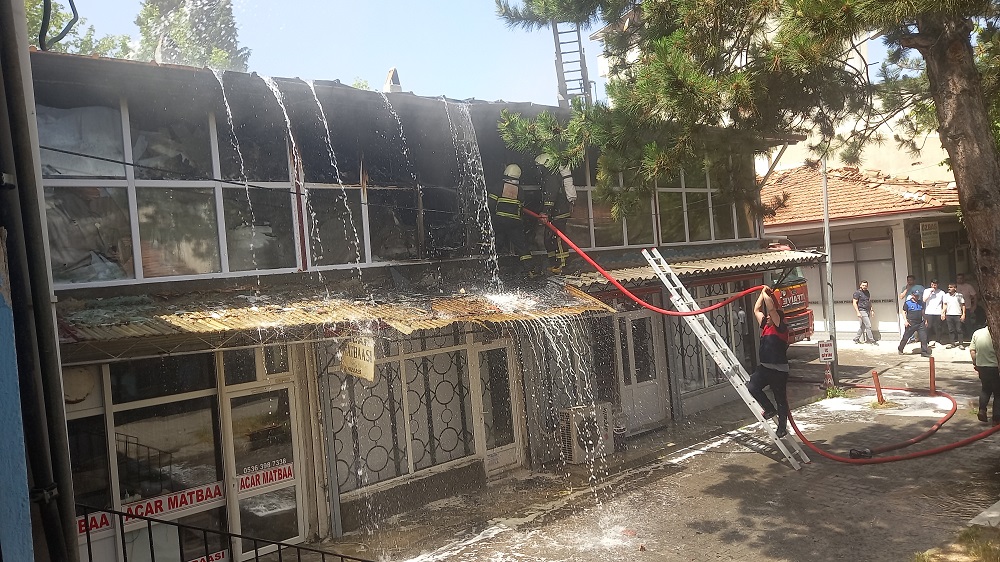 GEDİZ’DE GİYİM MAĞAZASINDA YANGIN