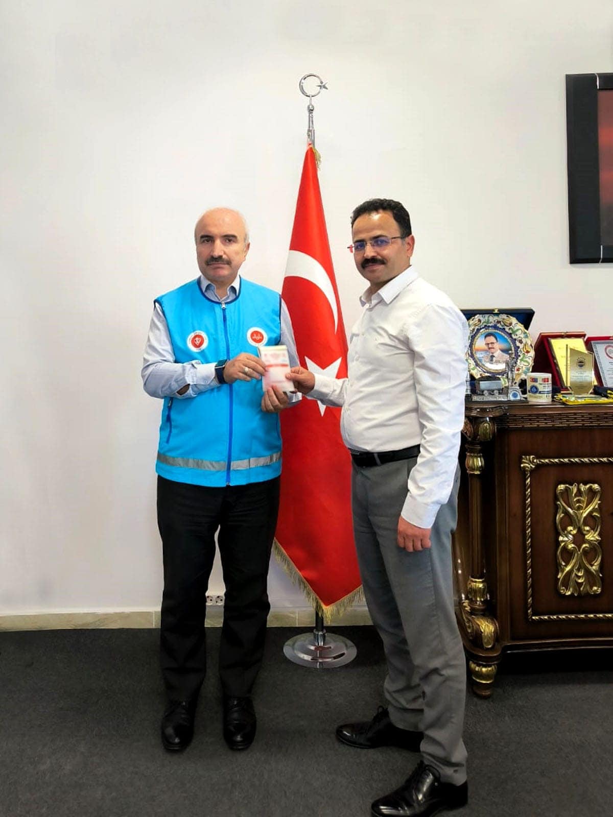 KAYMAKAM HAKAN ALKAN KURBANINI TDV’YE BAĞIŞLADI