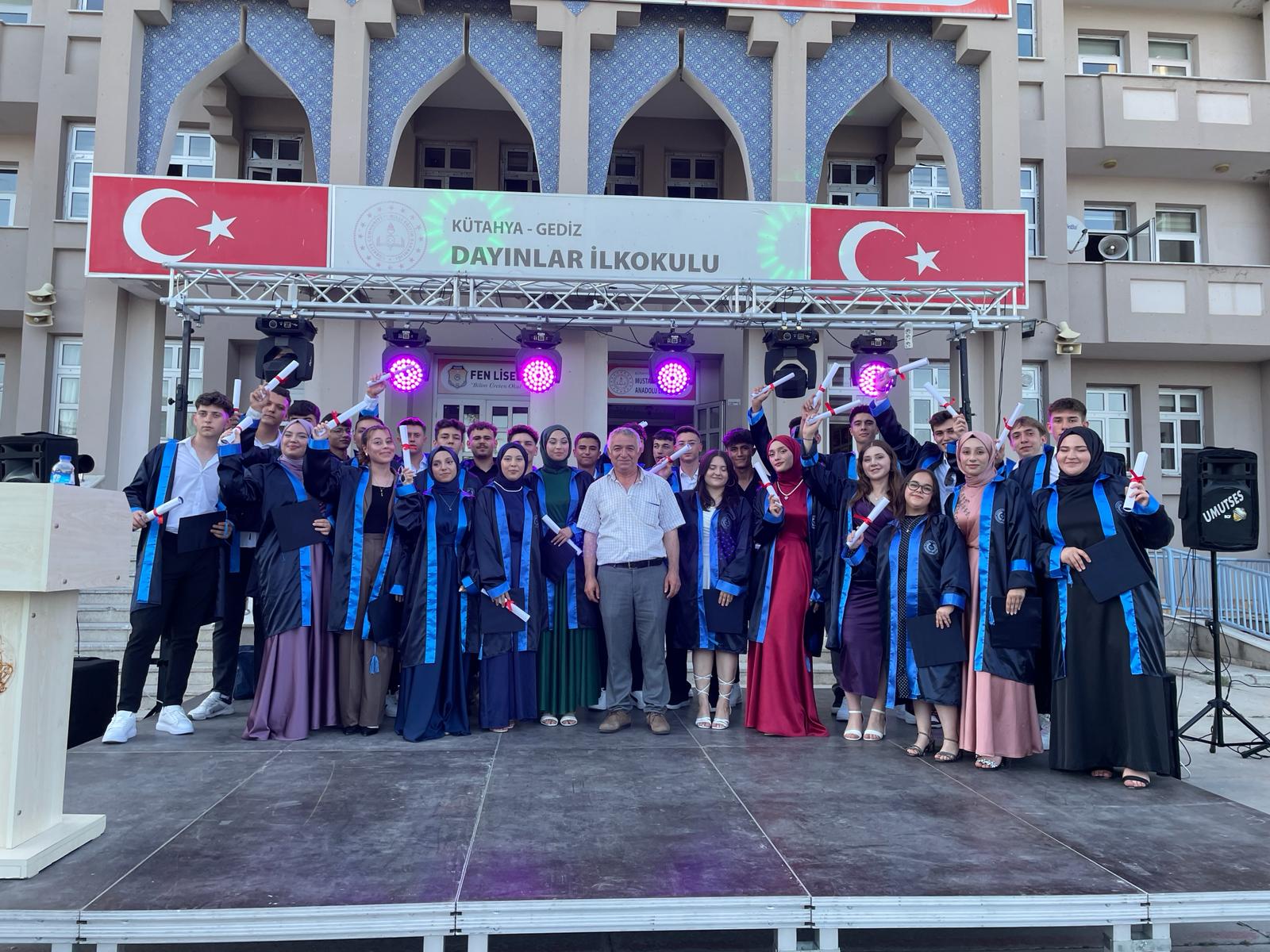 GEDİZ MNA ANADOLU LİSESİNDE MEZUNİYET COŞKUSU