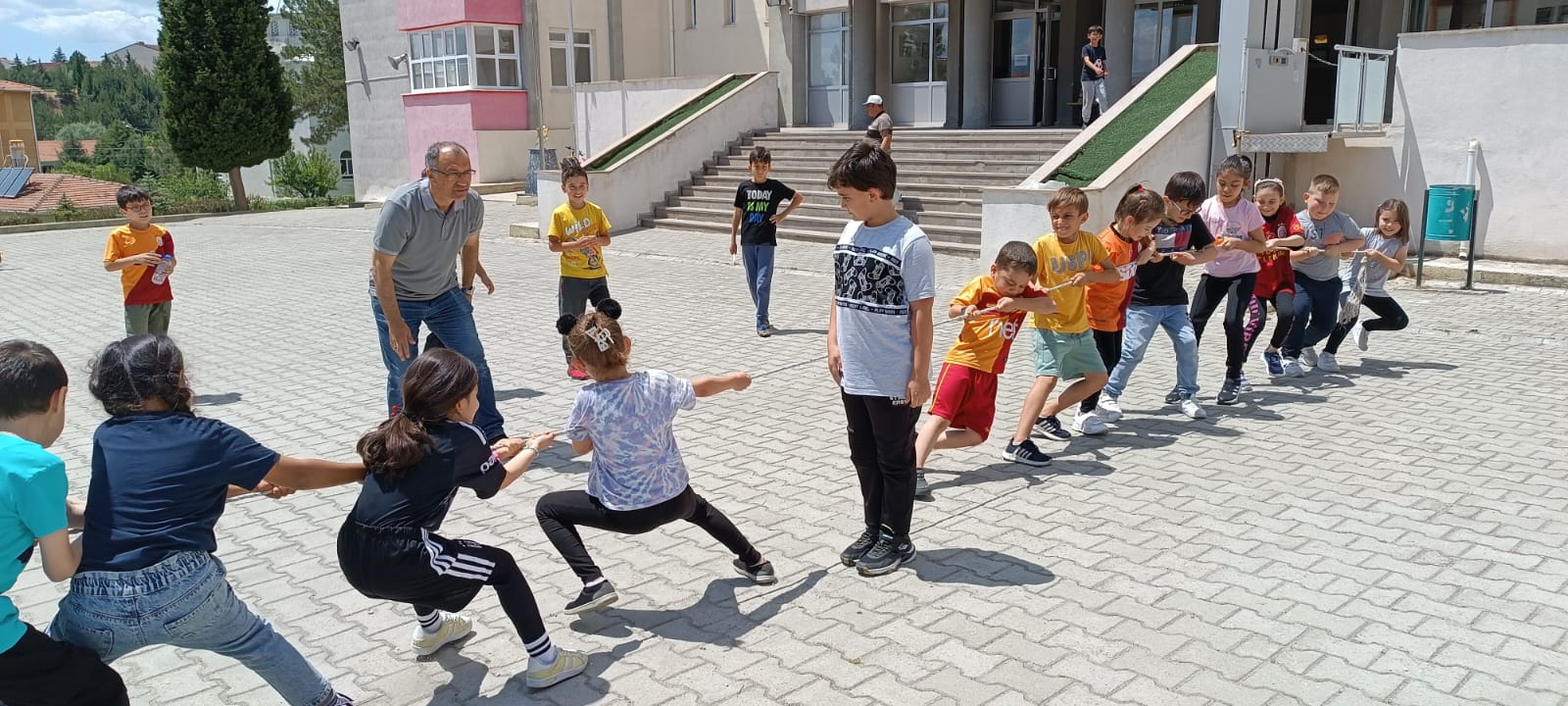 GEDİZ GENÇLİK VE SPOR MÜDÜRLÜĞÜ ANTRENÖRLERİ OKUL OKUL DOLAŞARAK GELENEKSEL ÇOCUK OYUNLARINI OYNATIYORLAR