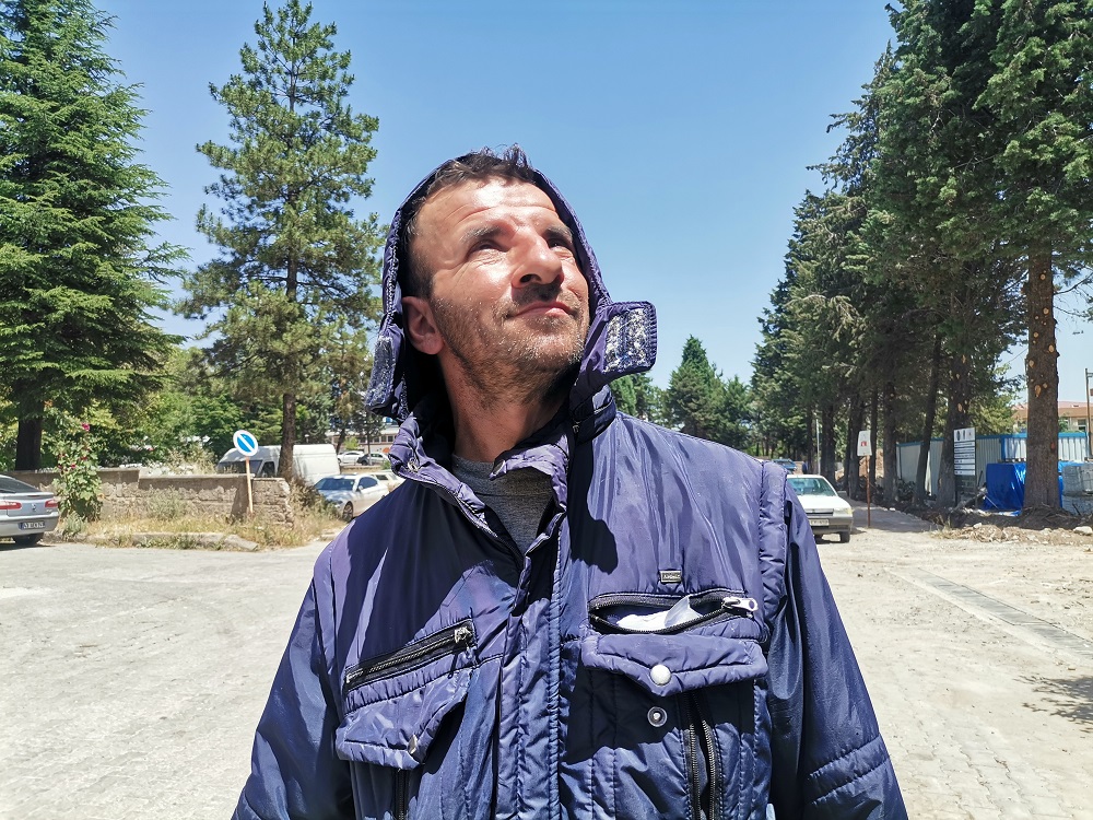 YAZIN MONT KIŞIN TSHİRT GİYEN İLGİNÇ ADAM