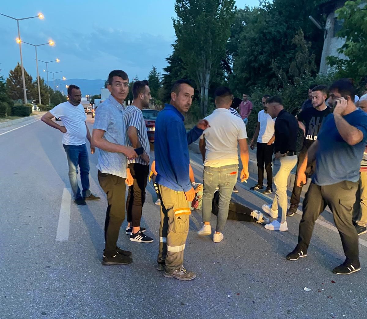 MOTOSİKLET BEKLEME YAPAN ARACA ÇARPTI; 2 AĞIR YARALI