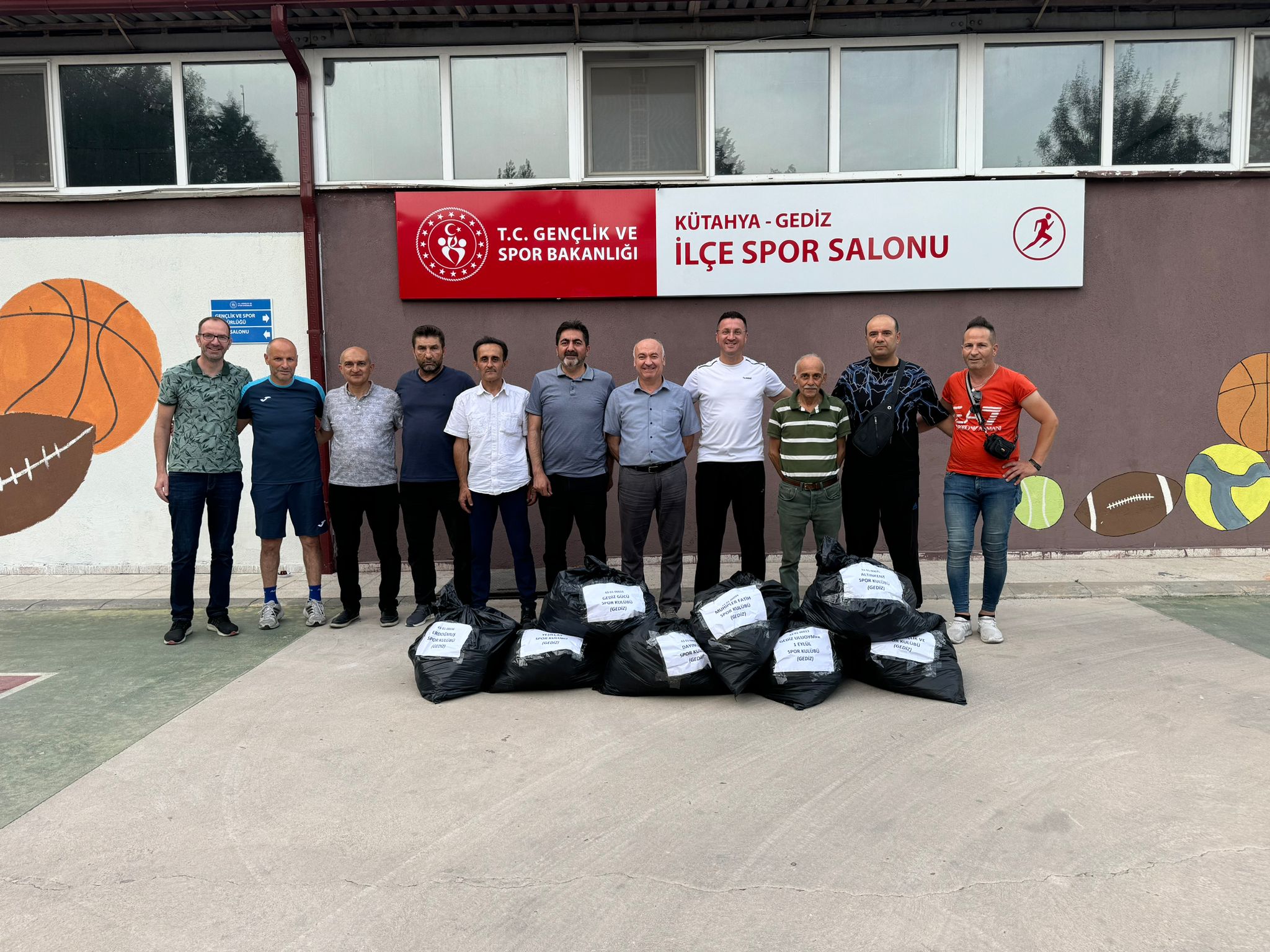 GEDİZ’DE AMATÖR SPOR KULÜPLERİNE MALZEME YARDIMI