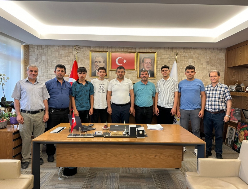 ASKERE GİDECEK GENÇLER BAŞKAN AKEL’İ ZİYARET ETTİ