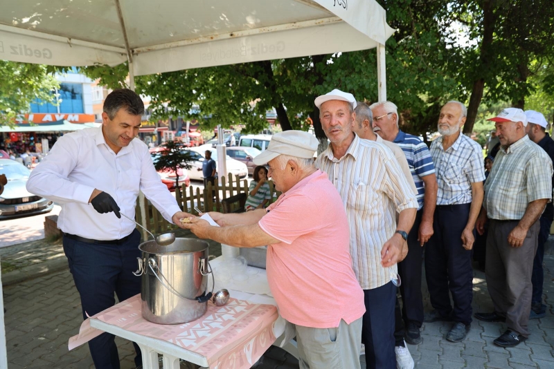 15 TEMMUZ’DA ŞEHİTLİKLER ZİYARET EDİLDİ  Kütahya’nın Gediz ilçesinde protokol üyeleri tarafından 15 Temmuz Şehitlerini Anma, Demokrasi ve Milli Birlik Günü Anma etkinlikleri kapsamında Şehit Kabirleri ziyaret edildi. Şehit Kabirlerini ziyaretle başlayan 15 Temmuz etkinlikleri programına; Gediz Kaymakamı Hakan Alkan, Gediz Belediye Başkanı Necdet Akel, İlçe Protokolü ve Şehit yakınları katıldı. Şehit kabirleri ziyaretinin ardından öğle namazına müteakip Gediz Ulu Camii’nde birlik ve beraberliğimiz için mücadele ederek ebediyete intikal eden tüm şehitlerimiz için mevlid-i şerif okutularak dua edildi. Bundan 8 yıl önce Fetö örgütü tarafından darbe girişiminin engellendiğini ve büyük bir mücadele örneği gösterildiğini vurgulayan Belediye Başkanı Necdet Akel, “15 Temmuz gecesi vatanımızı ve demokrasimizi korumak uğruna can veren şehitlerimizi rahmet ve minnetle anıyor, gazilerimize şükranlarımızı sunuyoruz” ifadelerini kullandı.