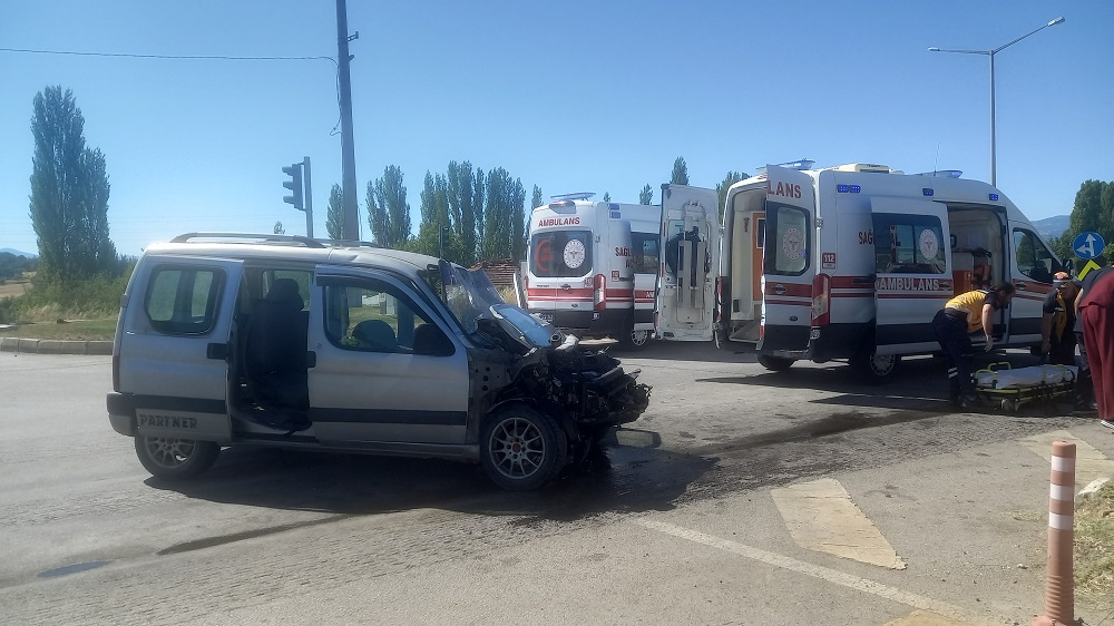 GEDİZ’DE OTOMOBİL KAMYONA ARKADAN ÇARPTI 2 ÖLÜ 1 YARALI