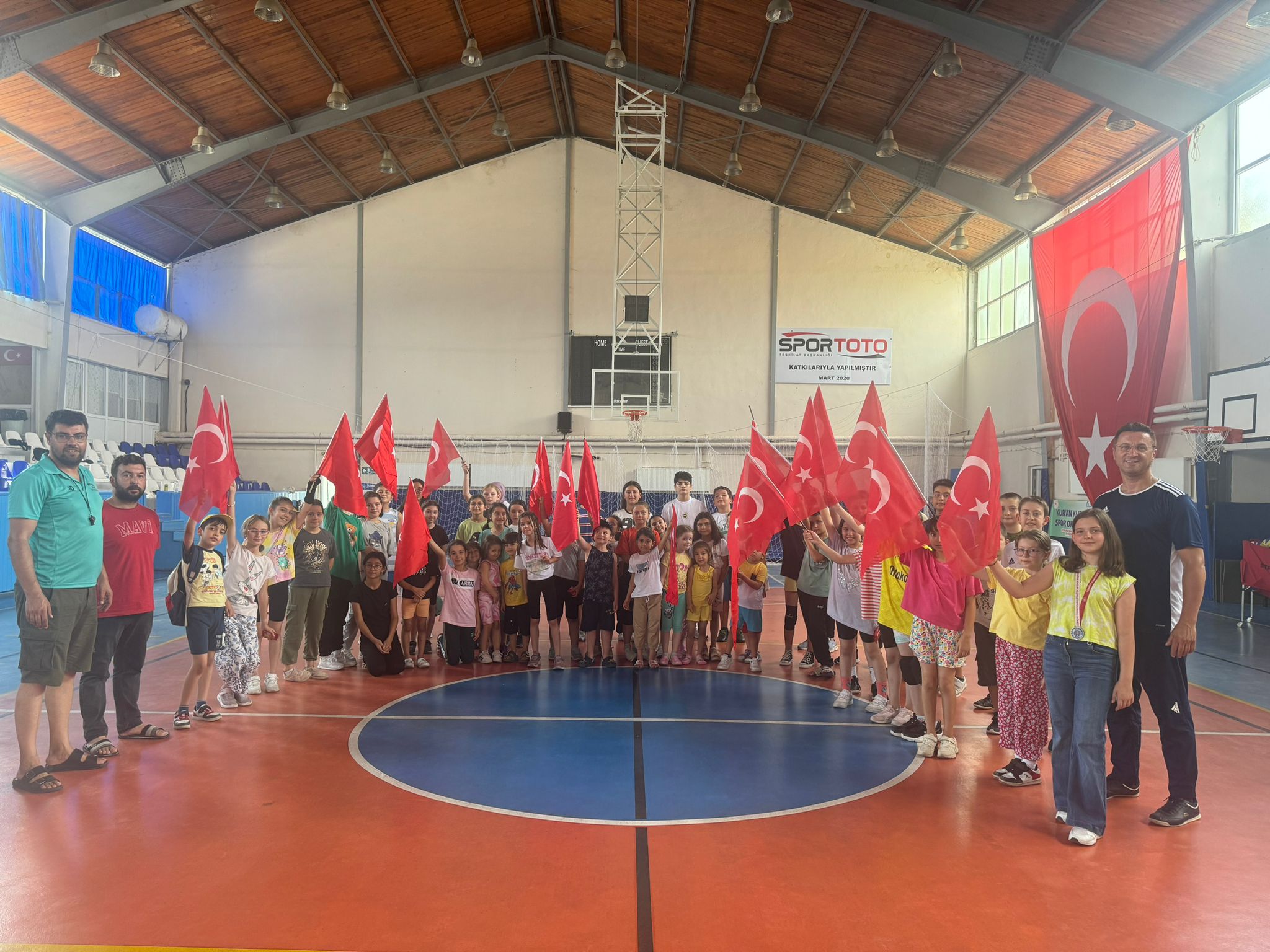 SPOR YAPAN GENÇLERE İKRAMLAR GENÇLİK VE SPOR MÜDÜRLÜĞÜNDEN