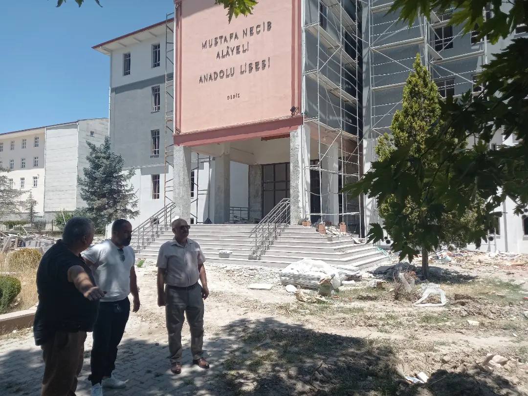 GEDİZ MNA ANADOLU LİSESİNİN TADİLATI DEVAM EDİYOR