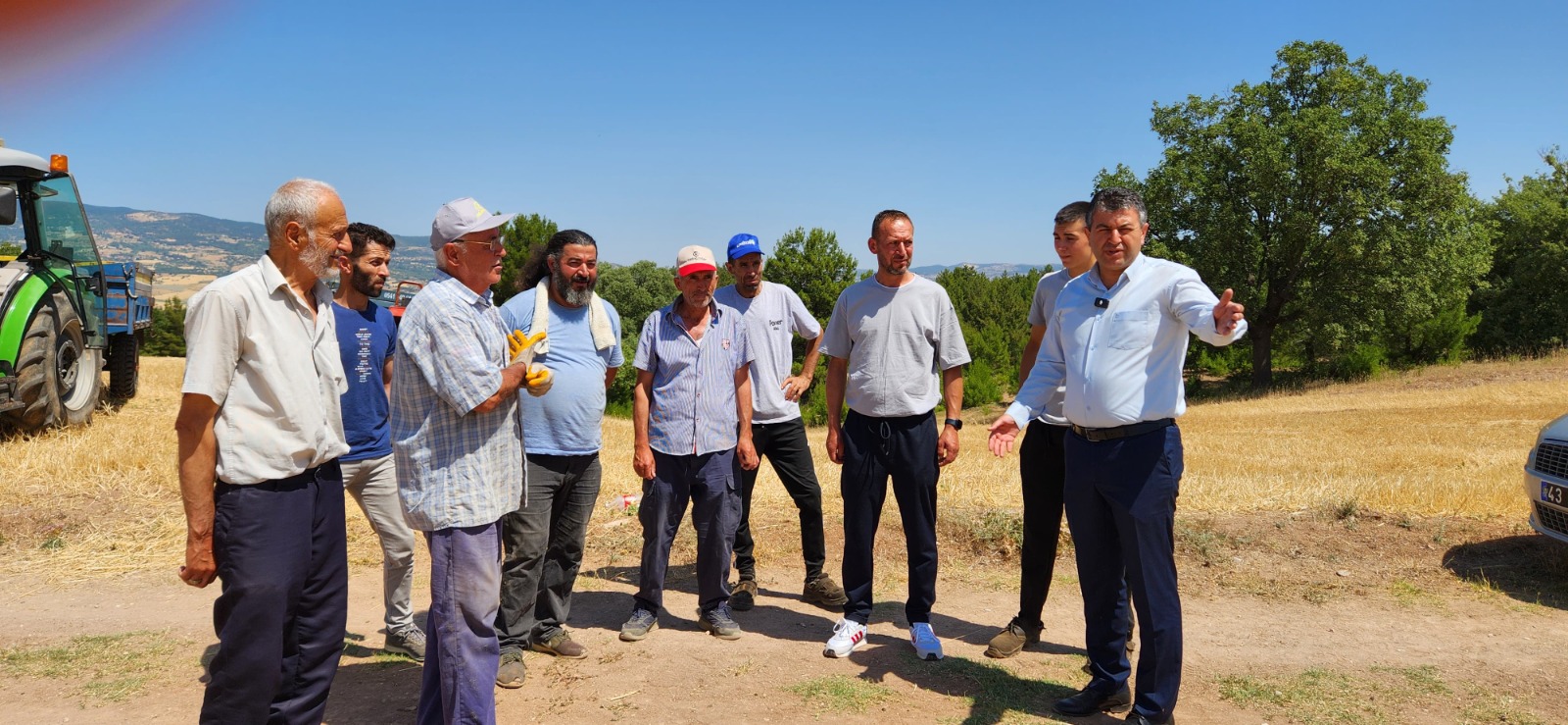 BAŞKAN AKEL ÇİFTÇİLERİN İLK HASADINA KATILDI