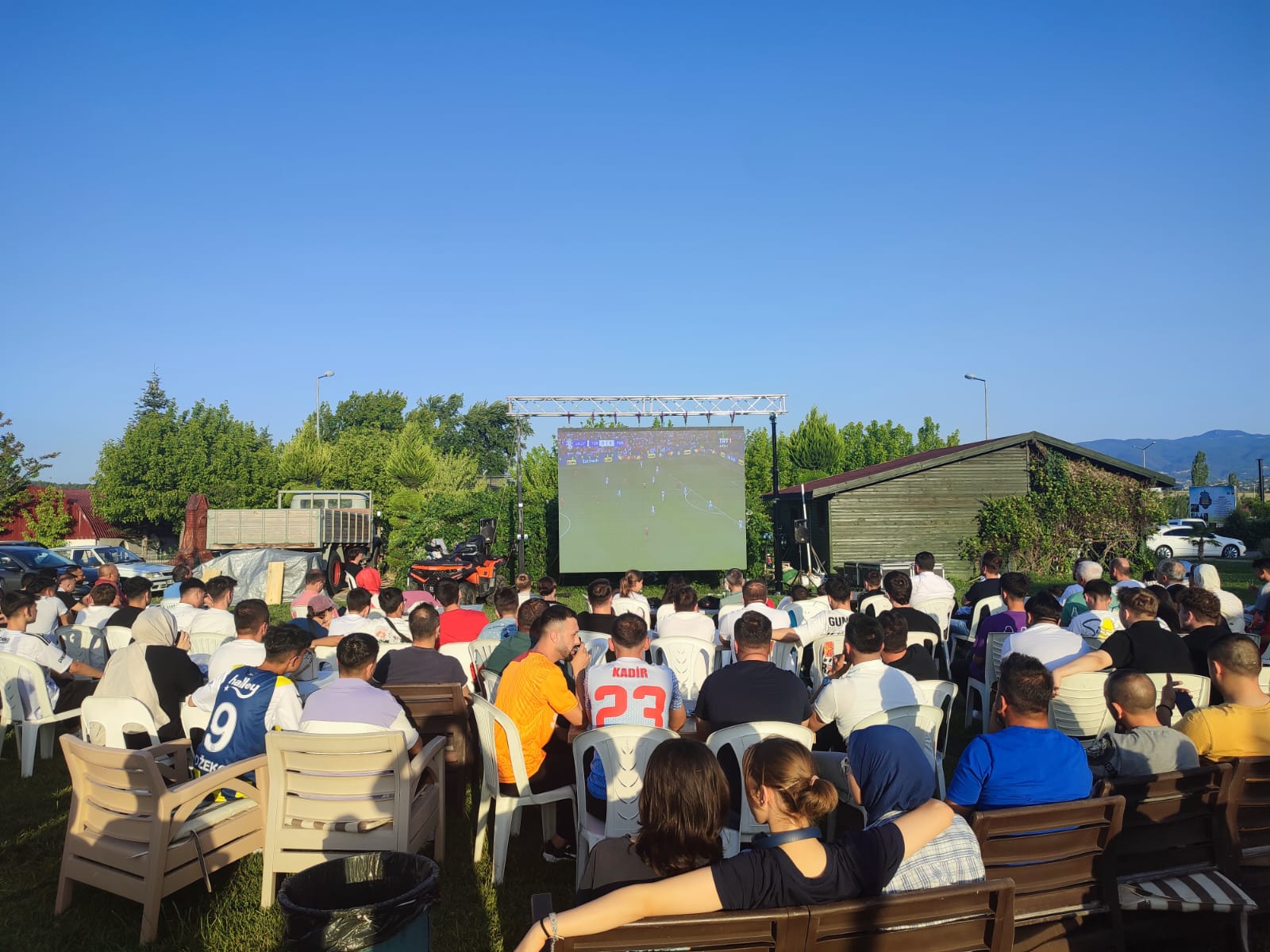 GEDİZ’DE VATANDAŞLAR MİLLİ MEYCANI BİRLİKTE YAŞADI