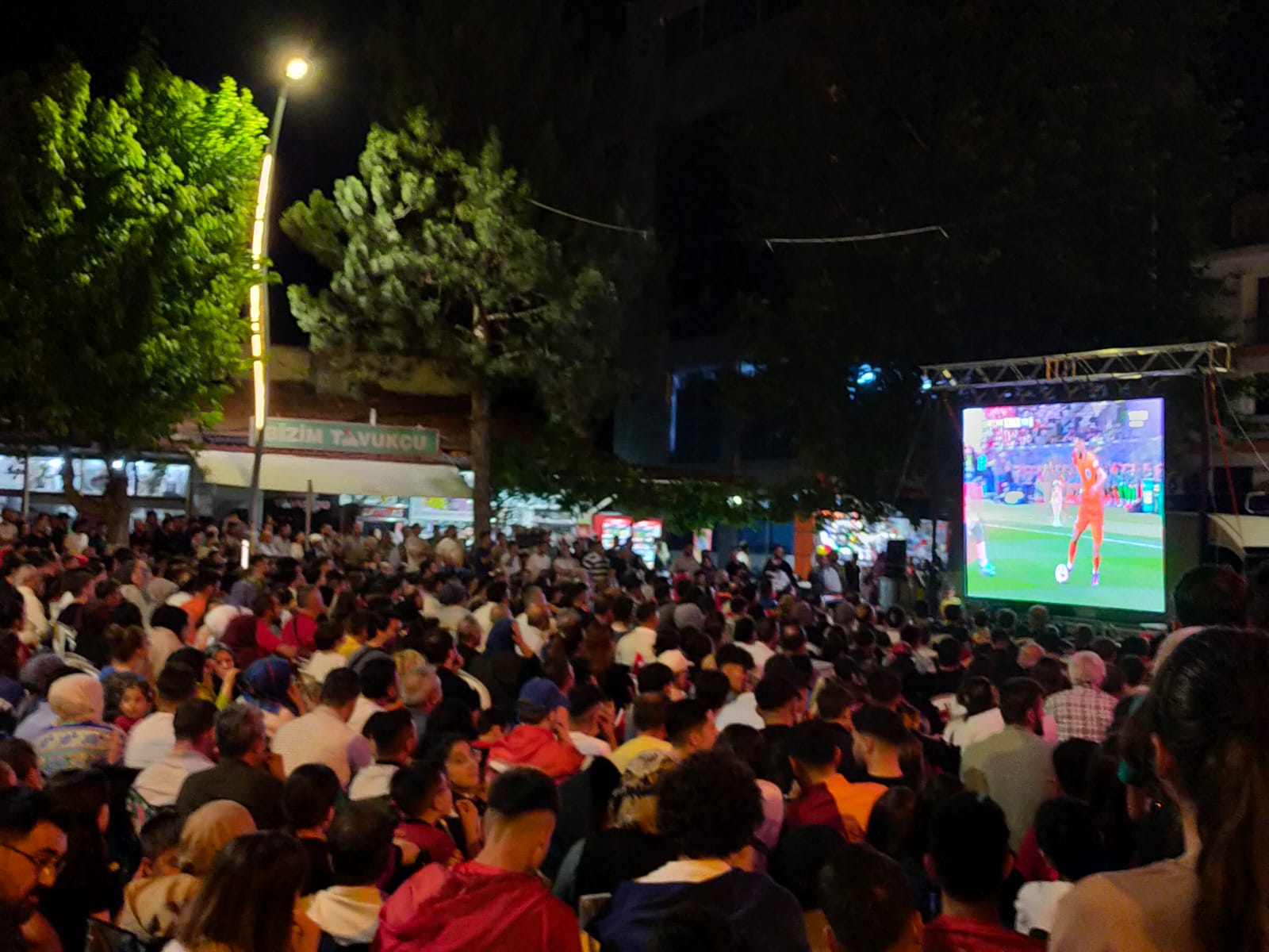 GEDİZLİLER MİLLİ MAÇI CUMHURİYET CADDESİNDE DEV EKRANDA TAKİP ETTİ