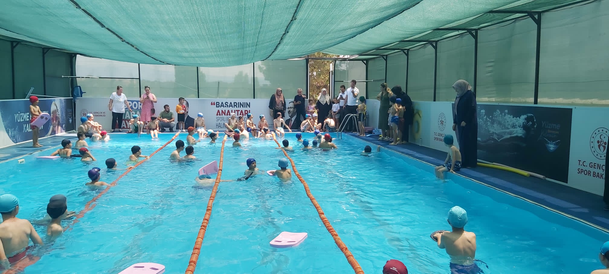 GEDİZ’DE YÜZME KURSLARINA YOĞUN İLGİ
