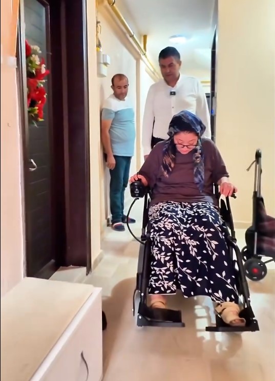 BAŞKAN AKEL KAS HASTASI KADINAAKÜLÜ ARAÇ HEDİYE ETTİ