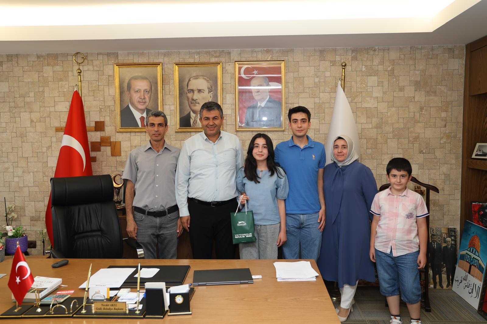Gediz Belediye Başkanı Necdet Akel, Başarılı Öğrencileri Ödüllendirdi