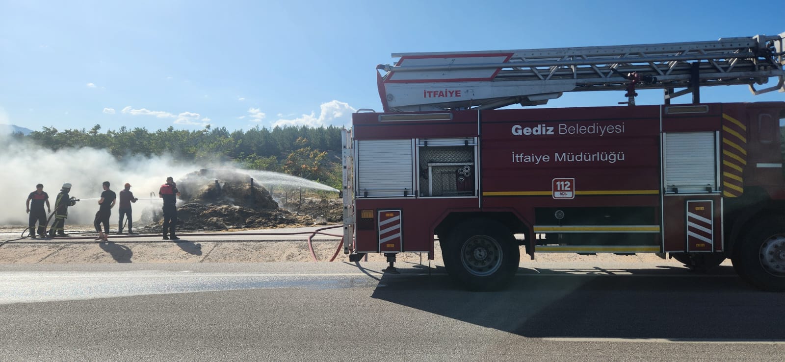 GEDİZ SAMAN YÜKLÜ KAMYONET KÜLE DÖNDÜ