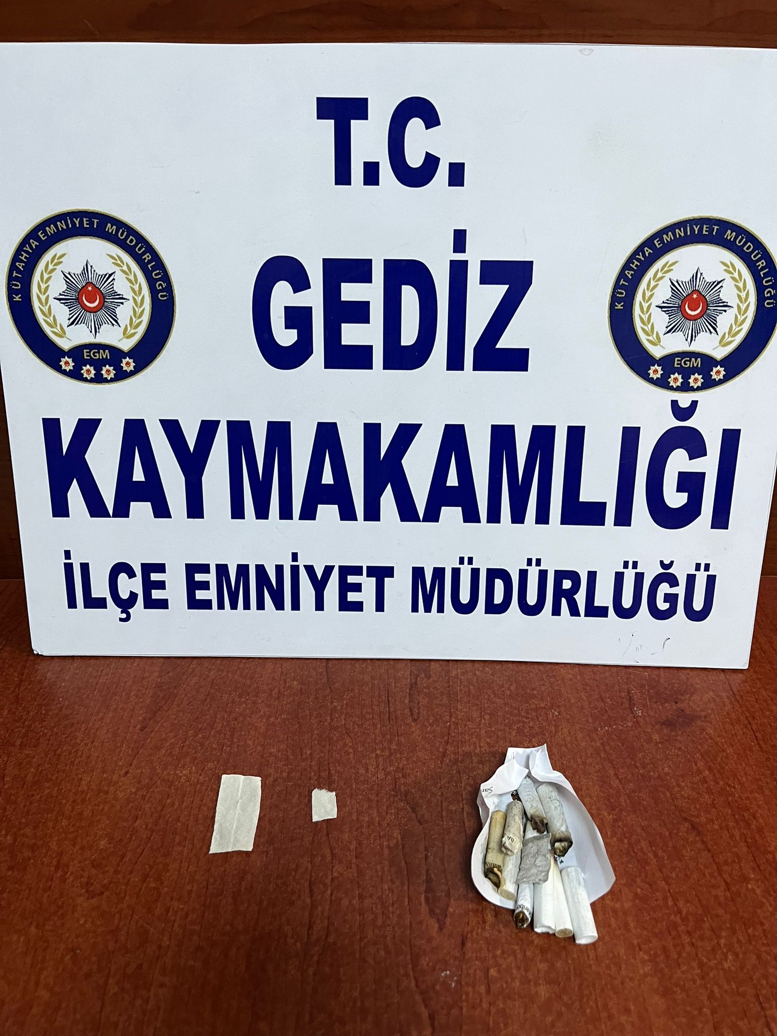 GEDİZ’DE 38 ADET A4 KAĞIDINA EMDİRİLMİŞ SENTETİK UYUŞTURUCU YAKALANDI, ŞAHIS TUTUKLANDI