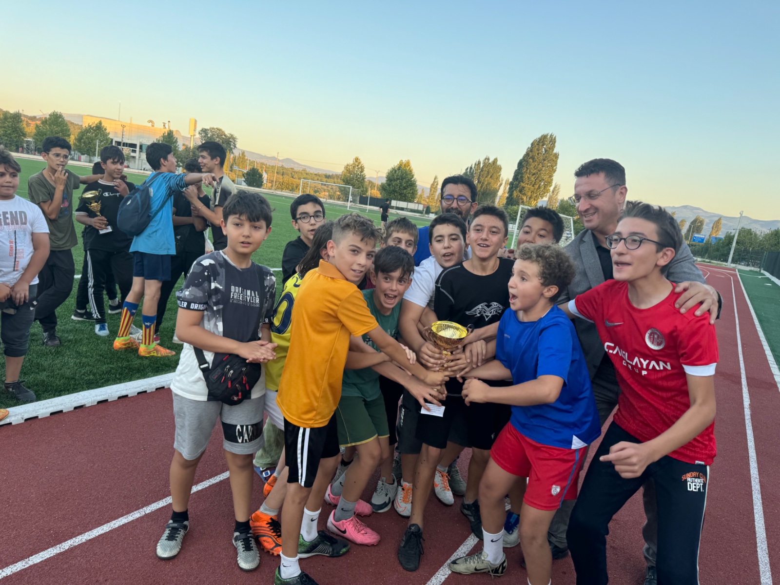 GEDİZ’DE YAZ KUR’AN KURSU ÖĞRENCİLERİ ARASI FUTBOL TURNUVASI SONA ERDİ