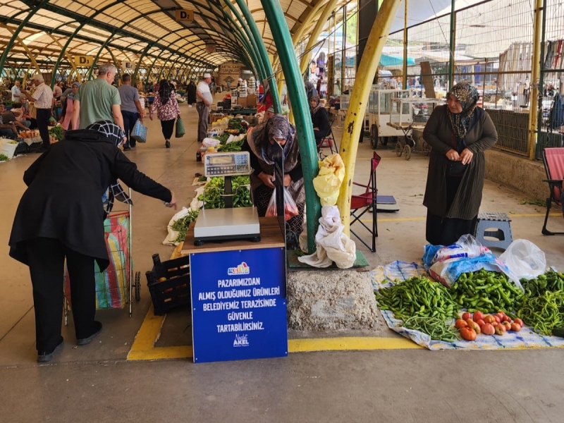 Gediz Belediyesi, Vatandaşların Talebi Üzerine Pazar Yerine Tartı Standı Kurdu