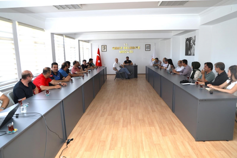 GEDİZ’DE “İLETİŞİM” KONULU SEMİNER: PROF. DR. ERSAN ÖZ, KATILIMCILARA İLETİŞİMİN ÖNEMİ ÜZERİNE BİLGİLER VERDİ