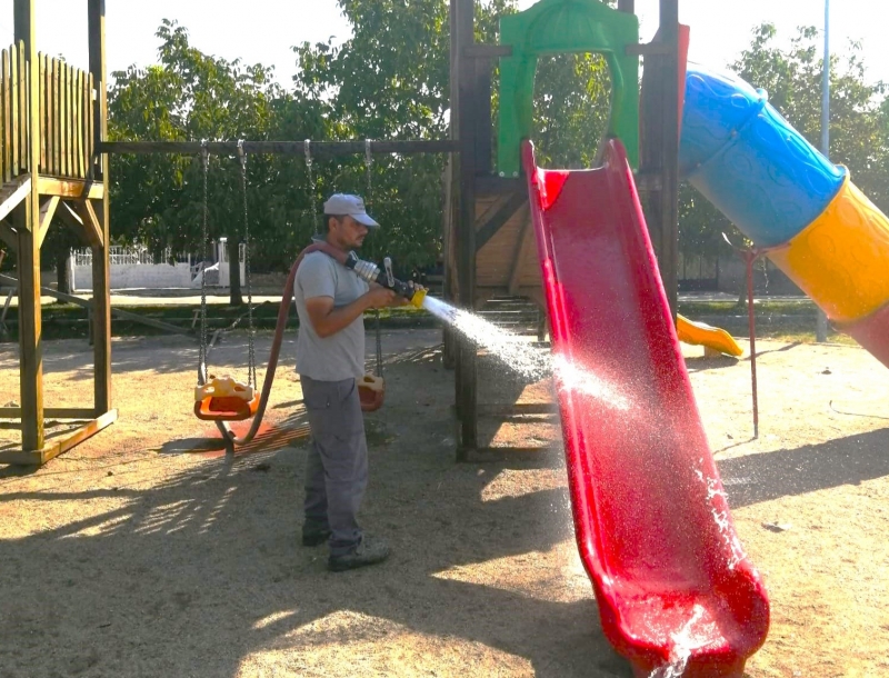 GEDİZ BELEDİYESİNDEN PARKLARDA TEMİZLİK VE BOYAMA ÇALIŞMALARI