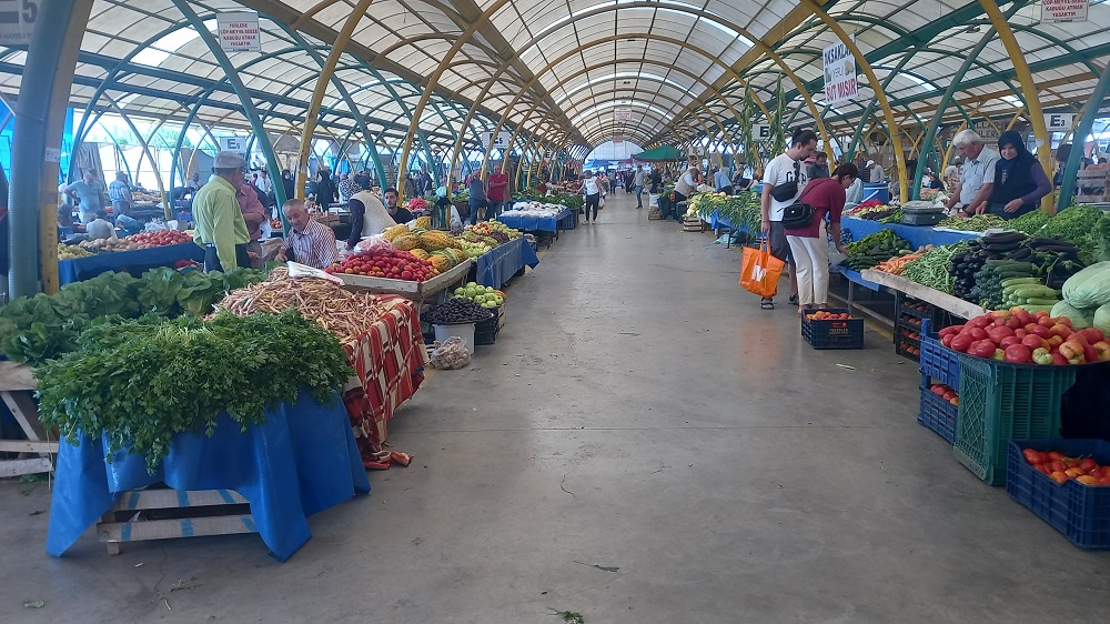 GEDİZ’DE SEBZE-MEYVE PAZARINDA ÜRÜN BOLLUĞU