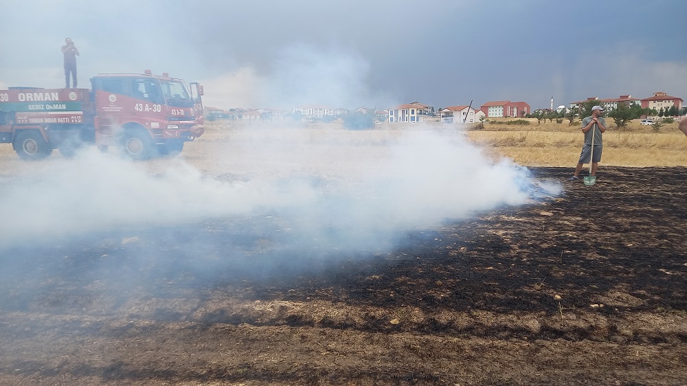 GEDİZ’DE ARAZİ YANGINI