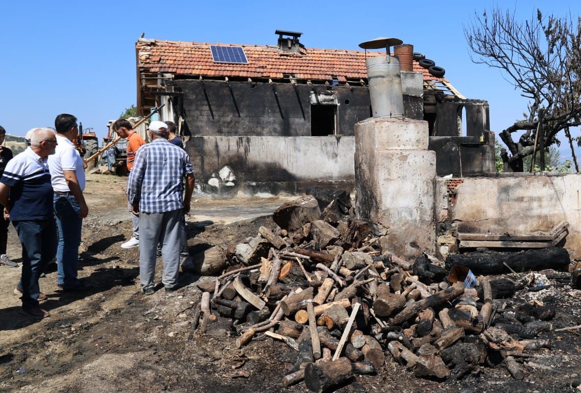 GEDİZ BELEDİYE BAŞKANI NECDET AKEL’DEN EVİ YANAN VATANDAŞA GEÇMİŞ OLSUN ZİYARETİ