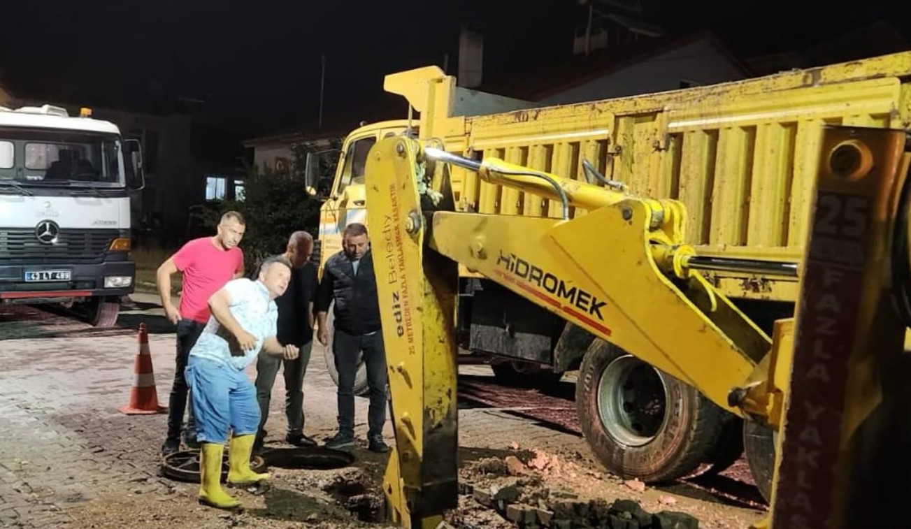 GEDİZ BELEDİYESİ YOL SORUNLARINI HIZLA ÇÖZÜYOR