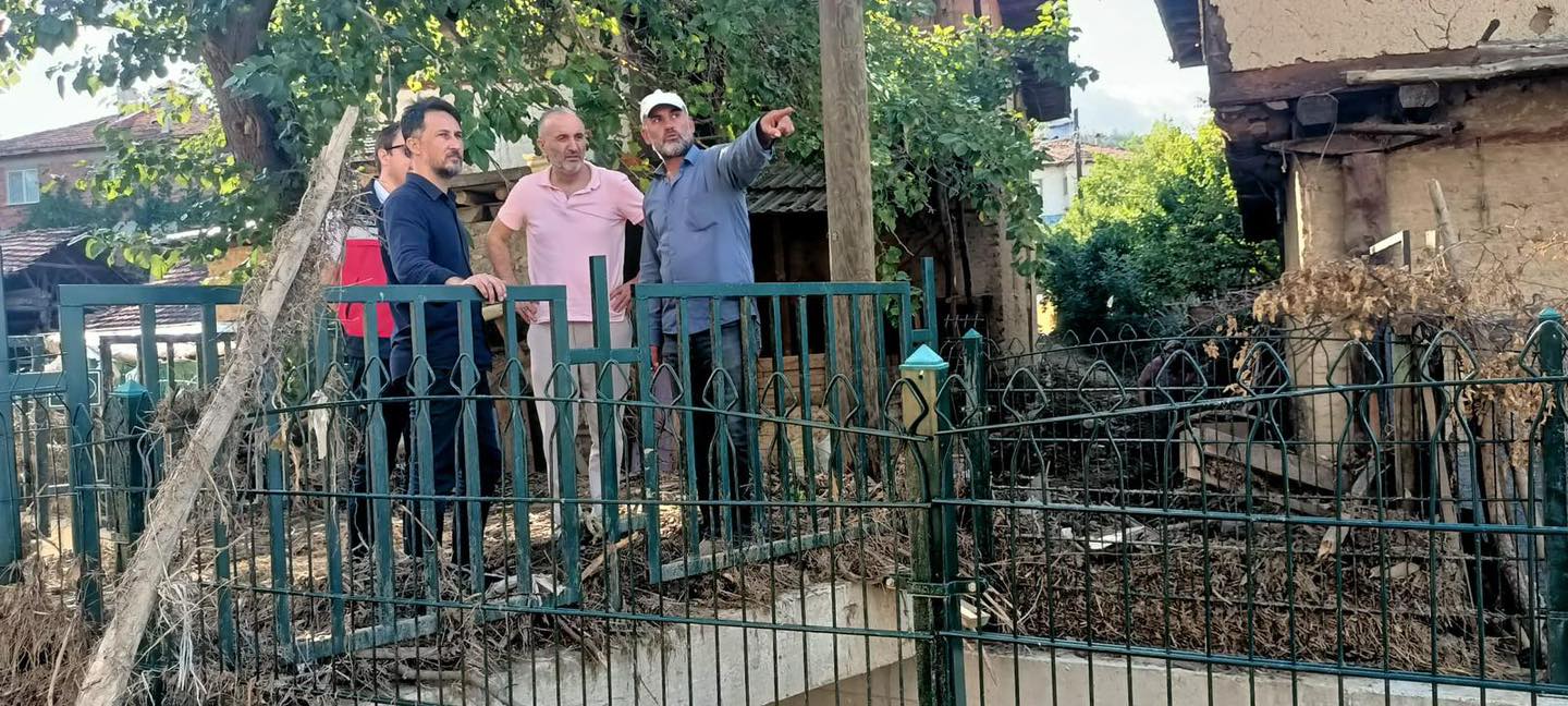 GEDİZ AK PARTİ YÖNETİMİ SELDEN ZARAR GÖREN KÖYLERİ ZİYARET ETTİ