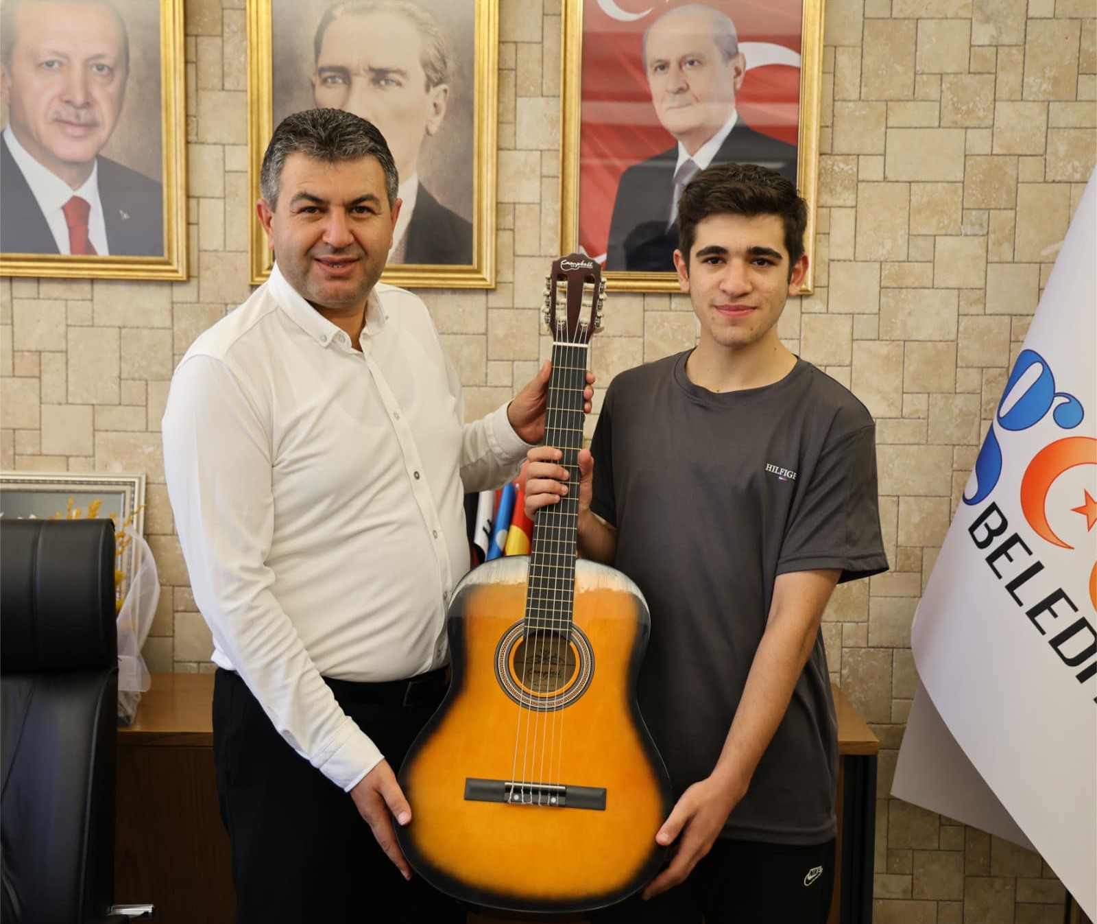 BAŞKAN AKEL’DEN AKUSTİK GİTAR HEDİYESİ