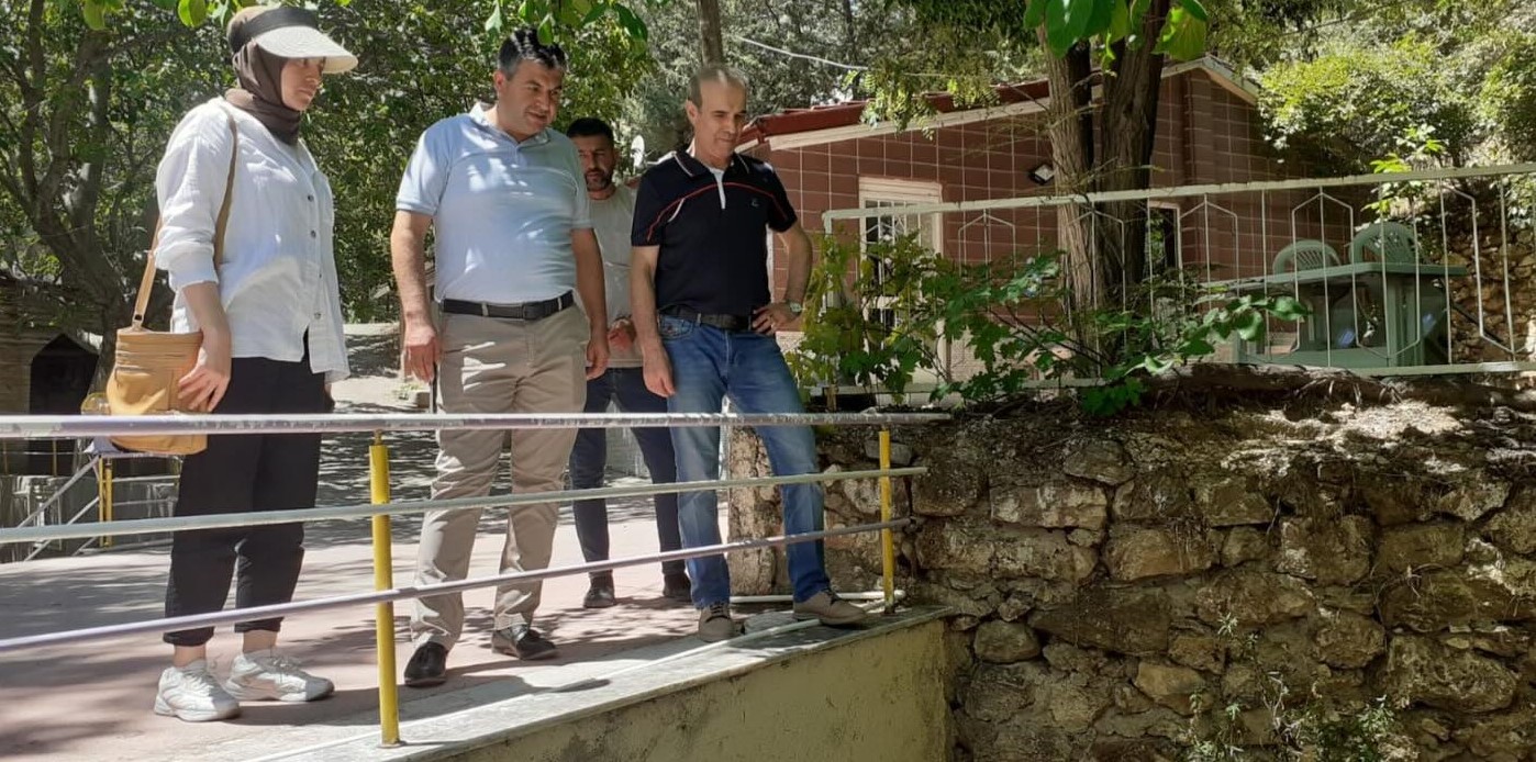 KATLI OTOPARK DAHA TEMİZ VE DAHA GÜVENLİ  Kütahya’nın Gediz ilçesinde, şehir merkezindeki katlı otopark, işlevselliğinin artırılması için önemli bir iyileştirme sürecinden geçerek daha temiz ve daha güvenli hale getirildi. Katlı otoparkta kapsamlı bir temizlik ve bakım çalışması gerçekleştirildi. Otoparkın zemin ve duvarları yüksek basınçlı su ile temizlendi. Ayrıca, dış bükey aynalar yenilenerek sürücülerin görüş açısı genişletildi ve güvenlik artırıldı. Enerji verimliliğini artırmak ve sistemin güvenliğini sağlamak amacıyla tüm kablolar ve bağlantılar kontrol edilerek bakımları gerçekleştirildi. Bu çalışmalar, enerji tasarrufu sağlarken aynı zamanda otoparkın güvenliğini de artırdı. Ekiplerin her an Gedizliler için çalıştığını vurgulayan Başkan Akel; “Temizlik işleri ve elektrik bakım ekiplerimizin çalışmaları ile katlı otoparkın bakımını yaparak vatandaşlarımıza daha konforlu ve güvenli bir alan sunuyoruz. Bu tür çalışmalar, hem estetik hem de işlevsellik açısından büyük önem taşırken, vatandaşlarımızın güvenliğini ve memnuniyetini artırmayı amaçlamaktayız. Şehrimizin her noktasında sizlere en iyi hizmeti sunmak için çalışmalarımıza devam ediyoruz” dedi.  Haber recep baysal Foto gediz bld.