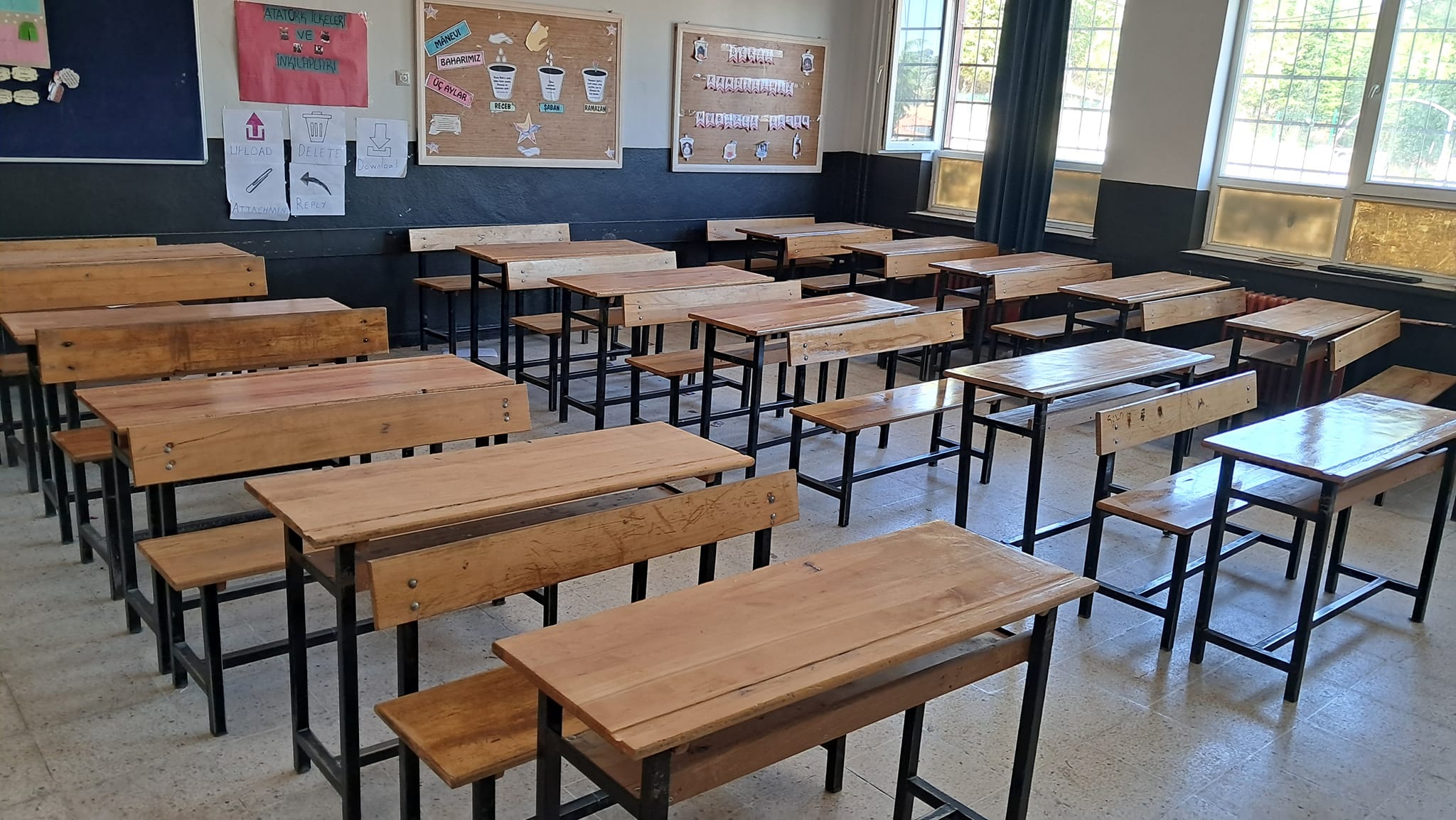 GEDİZ’DE OKUL MÜDÜRÜ, MÜDÜR YARDIMCISI İLE BİRLİKTE SIRALARI YENİLEDİ