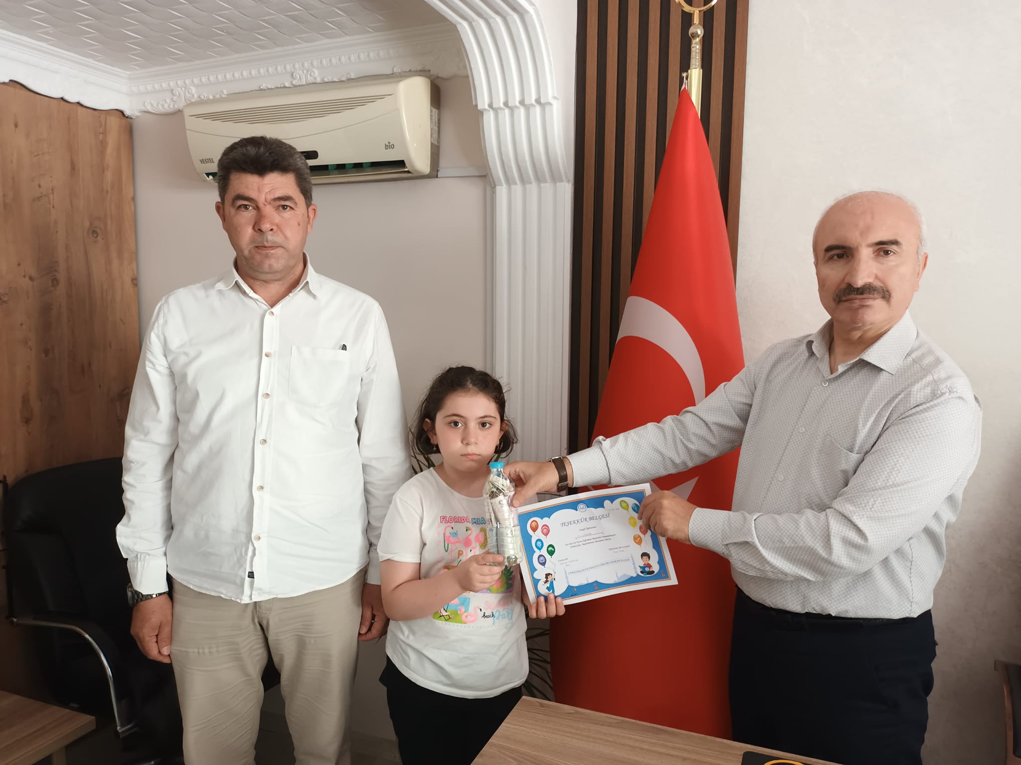 MİNİK ÖĞRENCİDEN ANLAMLI BAĞIŞ: KUMBARASINI FİLİSTİN’E GÖNDERDİ