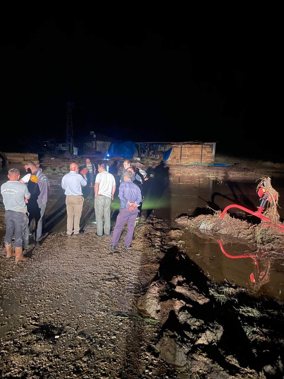 ŞİDDETLİ YAĞIŞ GEDİZ’DE SEL VE TAŞKINA SEBEP OLDU