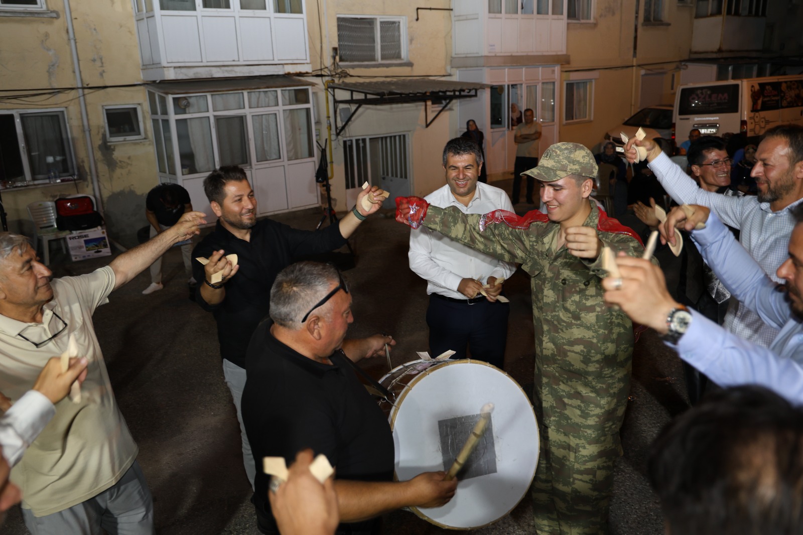 ENGELİ NEDENİYLE ASKERLİĞE GİDEMEYEN GENÇ İÇİN ANLAMLI ASKER EĞLENCESİ DÜZENLENDİ