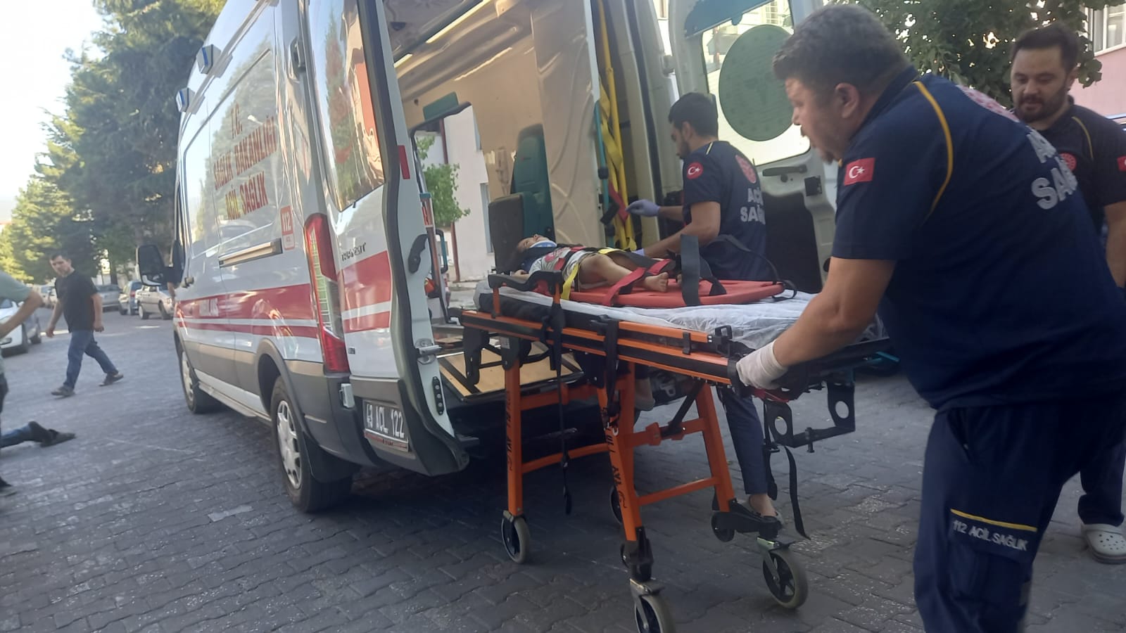 GEDİZ’DE ANİDEN YOLA FIRLAYAN ÇOCUK KAZAYA NEDEN OLDU