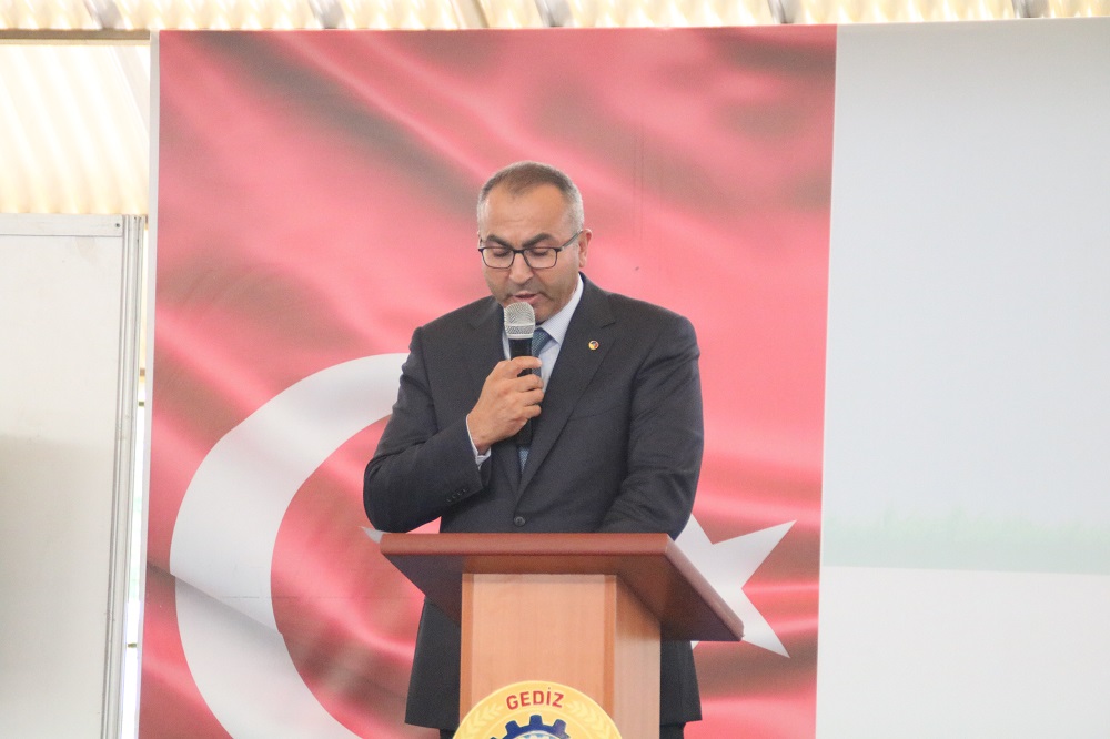 ÇOCUK OYUN GRUPLARINA BAKIM VE YENİLEME ÇALIŞMALARI  Kütahya’nın Gediz ilçesinde, Belediye ilçede parklarda bulunan çocuk oyun alanlarında kapsamlı bir bakım ve yenileme çalışması başlattı. Bu kapsamda çocukların güvenli ve eğlenceli vakit geçirmelerini sağlamak amacıyla gerçekleştirilen çalışmalar, öncelikli olarak oyun gruplarındaki aşınmış, hasar görmüş ve güvenlik riskleri taşıyan parçaları tespit ederek onarımlarını gerçekleştiriyor. Ardından, çocukların sağlığını ve güvenliğini ön planda tutarak gerekli temizlik ve dezenfeksiyon işlemleri uygulaması gerçekleştiriliyor. Yapılan çalışmaların çocukların güvenliğini sağlamak ve oyun alanlarının kalitesini artırmak olduğunu belirten Gediz Belediye Başkanı Necdet Akel, “Çocuklarımızın, parklarımızda güvenle ve keyifle vakit geçirmeleri bizim için çok önemli. Bu yüzden parklarımızda bulunan oyun gruplarının bakımını düzenli olarak yapıyoruz. Amacımız, hem güvenli hem de eğlenceli bir ortam sunmak” dedi.