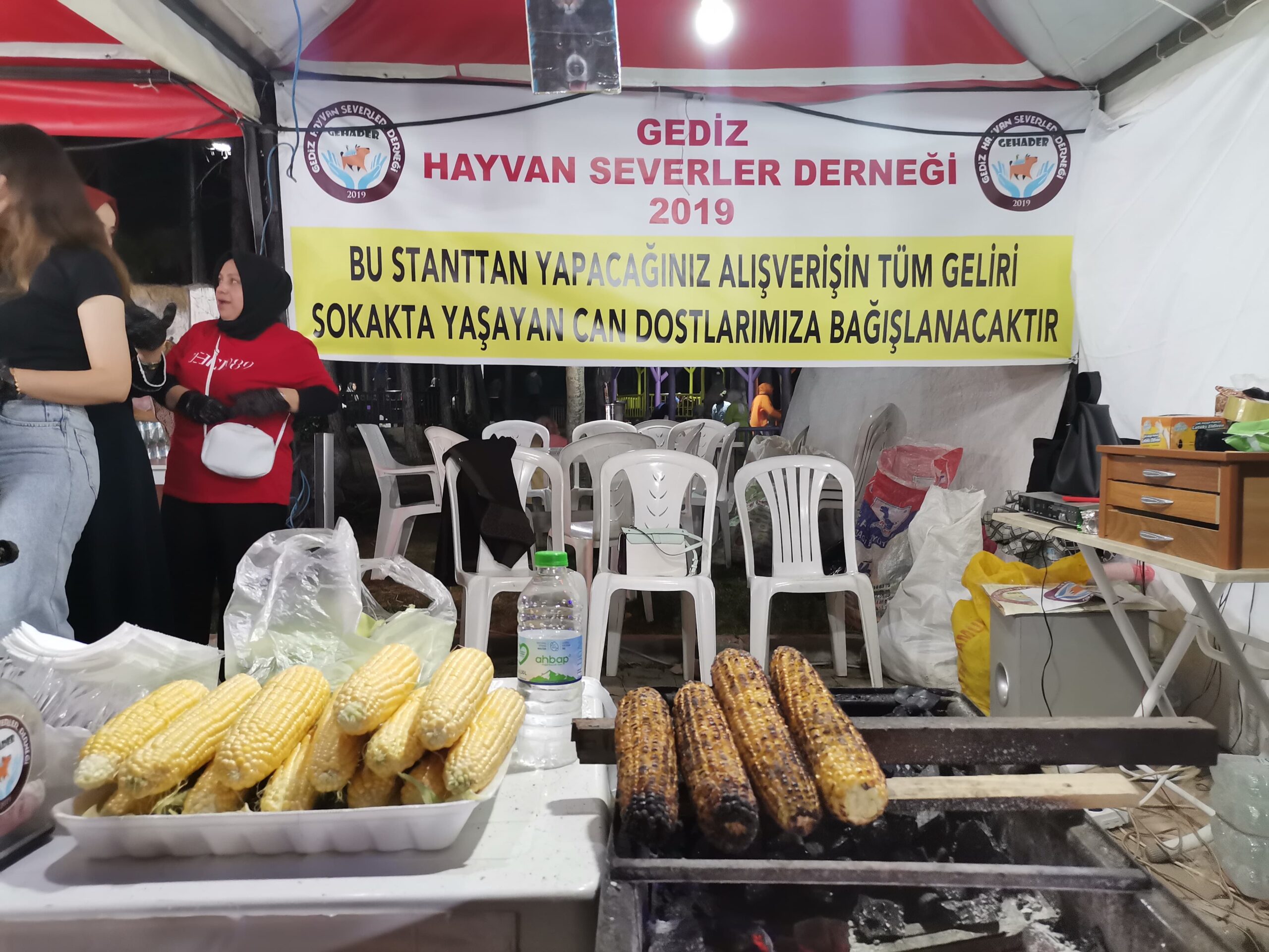 GEDİZ’DE BU MISIRLAR SOKAK HAYVANLARI İÇİN SATILIYOR