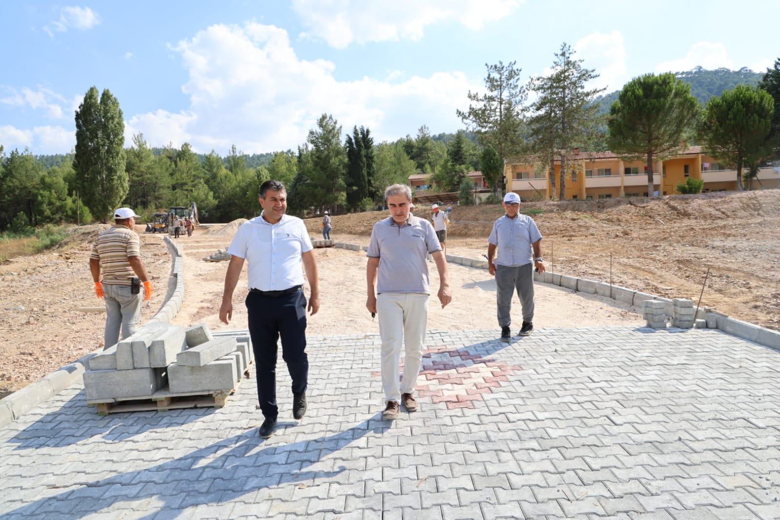 Gediz Belediye Başkanı Necdet Akel, Ilıca Termal Tatil Köyü’ndeki Çevre Düzenleme Çalışmalarını İnceledi