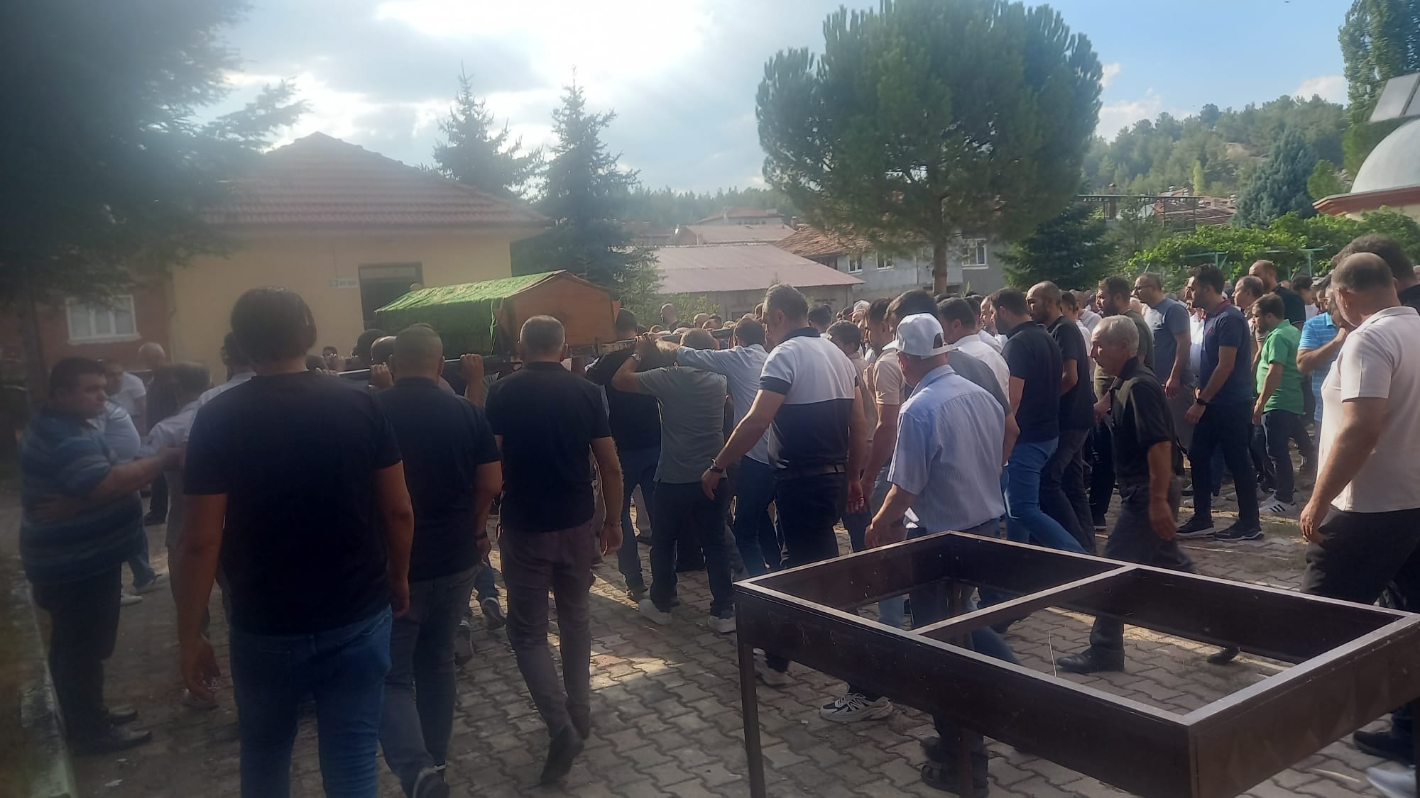 KAZADA HAYATINI KAYBEDEN ESNAF GÖZYAŞLARI İLE TOPRAĞA VERİLDİ