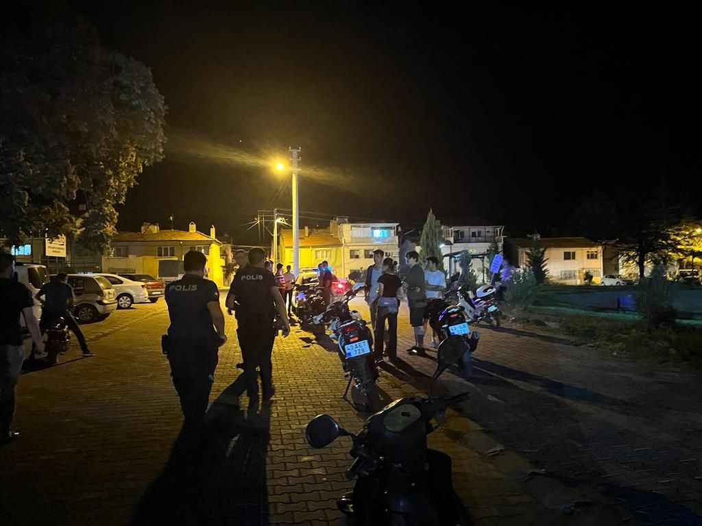 Gediz’de Abartı Egzozlu Motosikletler Vatandaşları Rahatsız Ediyor