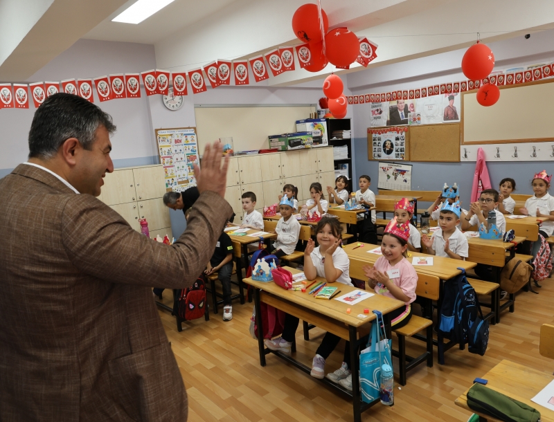 GEDİZ BELEDİYE BAŞKANI NECDET AKEL, “HER ZAMAN ÖĞRENCİLEİRMİZİN YANINDAYIZ”