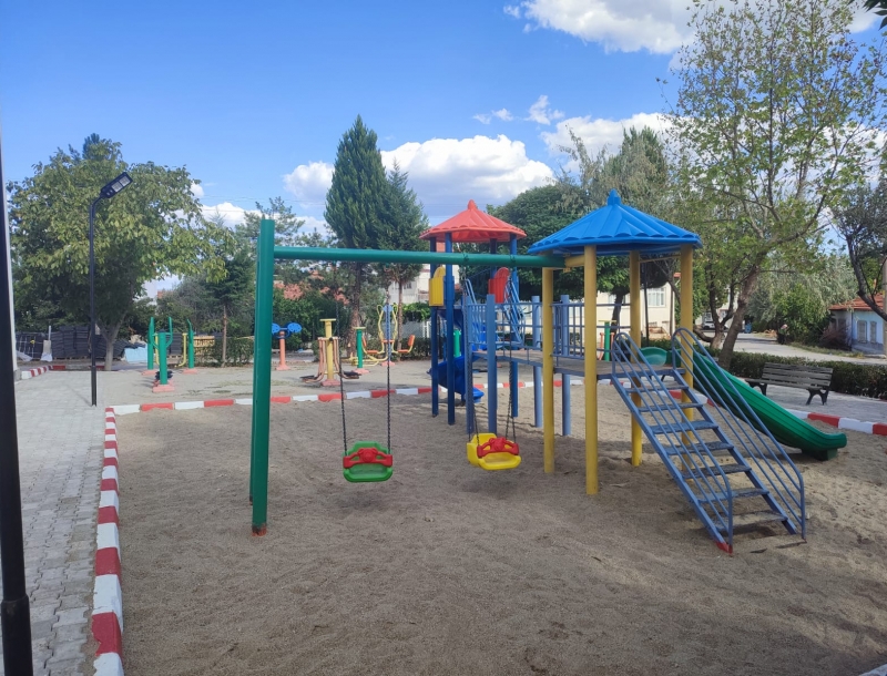 GEDİZ’İN PARKLARI DAHA DA GÜZELLEŞİYOR