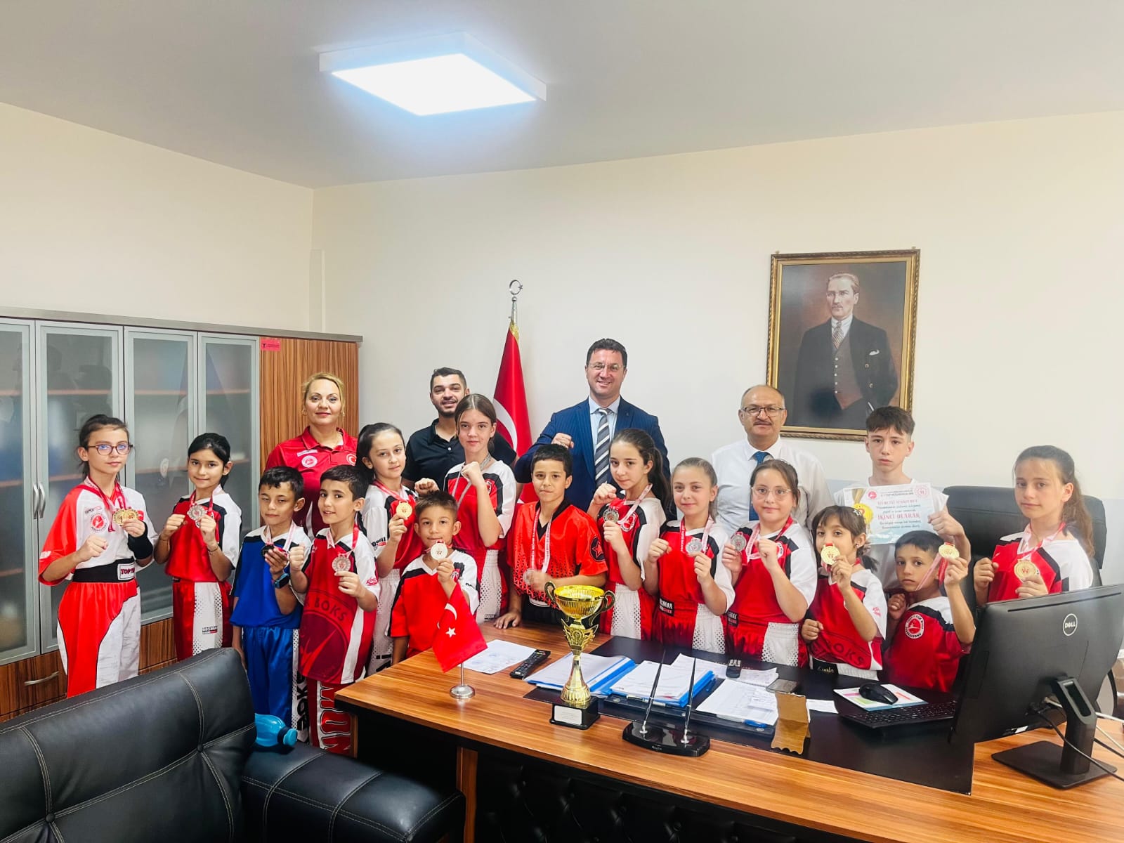 KİCK BOKS SPORCULARI MİLLİ EĞİTİM MÜDÜRÜ MAHMUT BAHADUR İLE BİR ARAYA GELDİLER