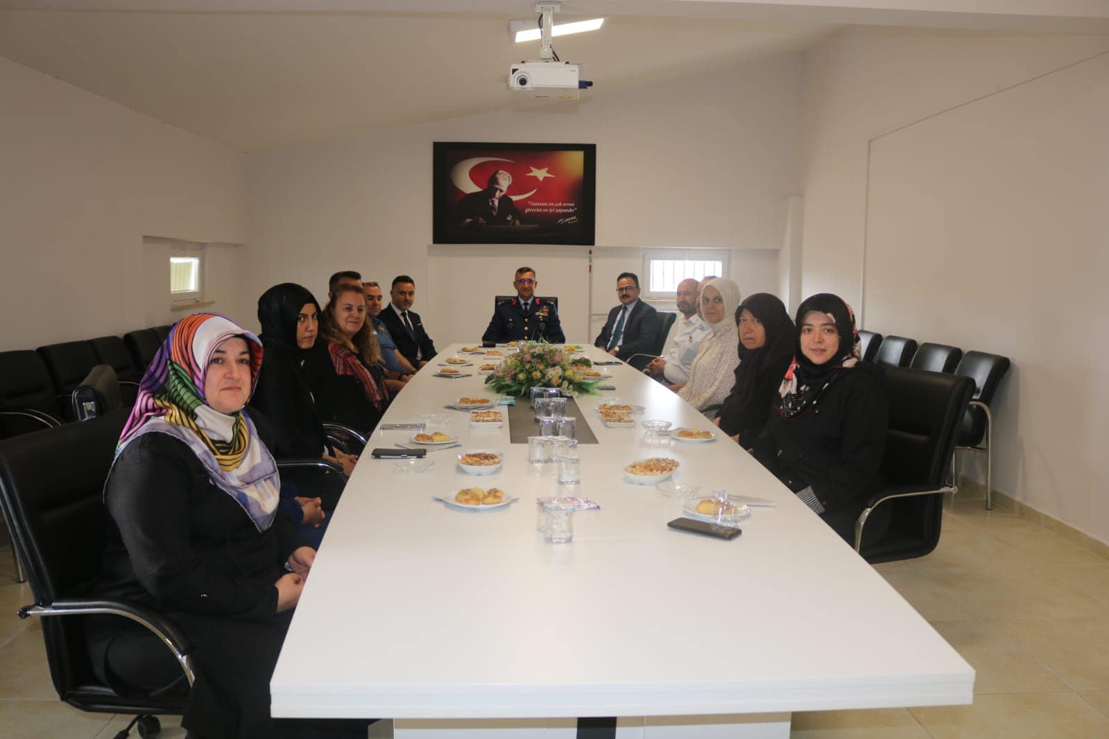 GEDİZ’DE ŞEHİT AİLELERİNE ZİYARET VE YATIRIMLAR HAKKINDA GÖRÜŞMELER GERÇEKLEŞTİ