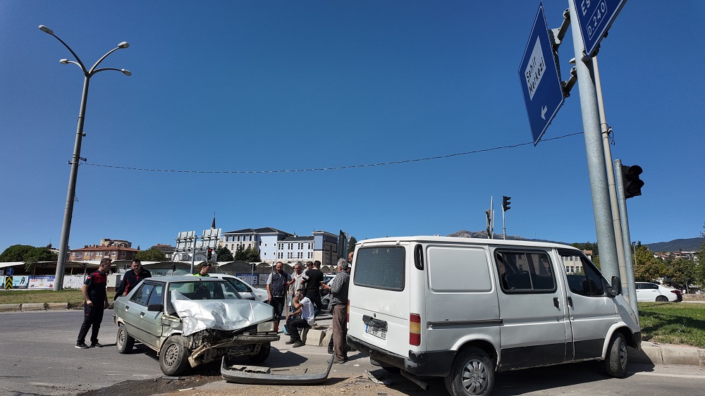 GEDİZ’DE TRAFİK KAZASINDA 2 KİŞİ YARALANDI