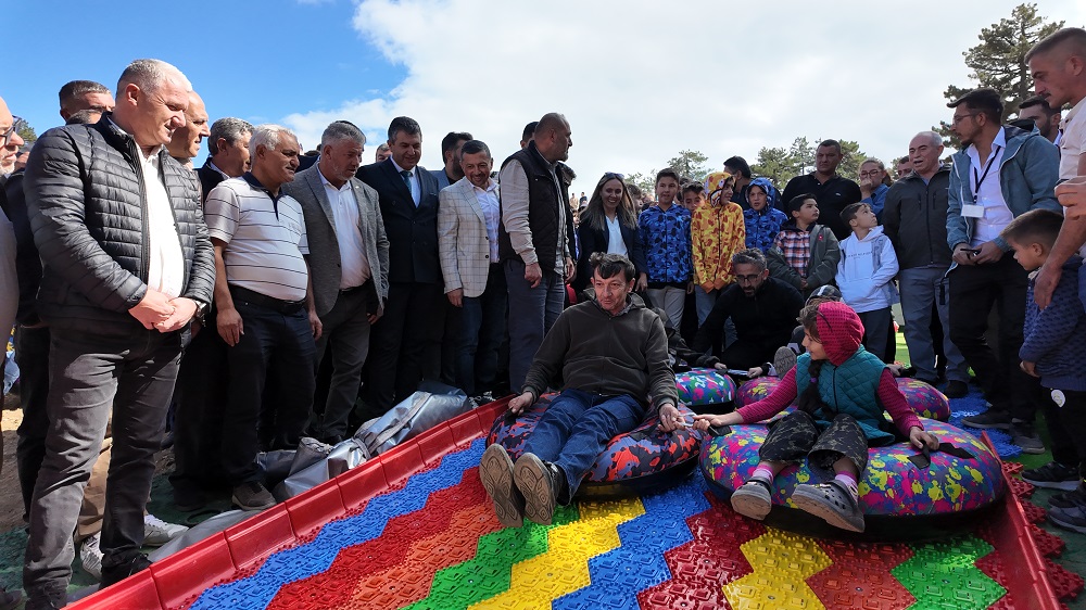 TÜRKİYE’NİN EN UZUN RENKLİ KAYDIRAĞI MURAT DAĞINDA AÇILDI