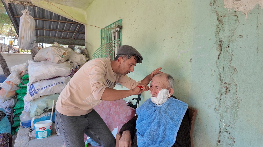 YAPTIKLARI İLE TOPLUMA ÖRNEK OLUYOR