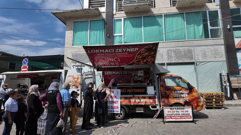 GEDİZ’DE VEFAT EDEN ESNAFLAR İÇİN LOKMA HAYRI DÜZENLENDİ